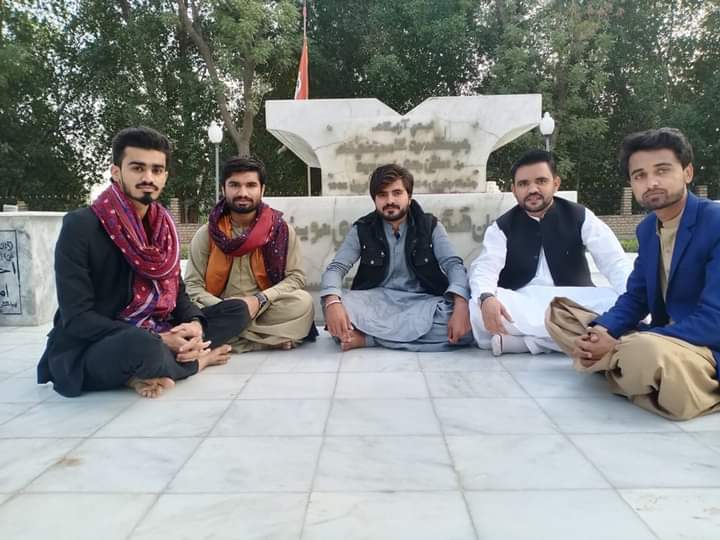 SadamSindhi19's tweet photo. منھنجو سنڌ وطن سان ايترو ته حقيقي عشق ٿي ويو آھي، جو مزاجيءَ عشق طرف خيال ۽ تصور پيدا ئي ڪونه پيو ٿئي.

سائين جي ايم سيد 🧿🖤
#TributeToSainGMSyed https://t.co/7CcCDBdkkR