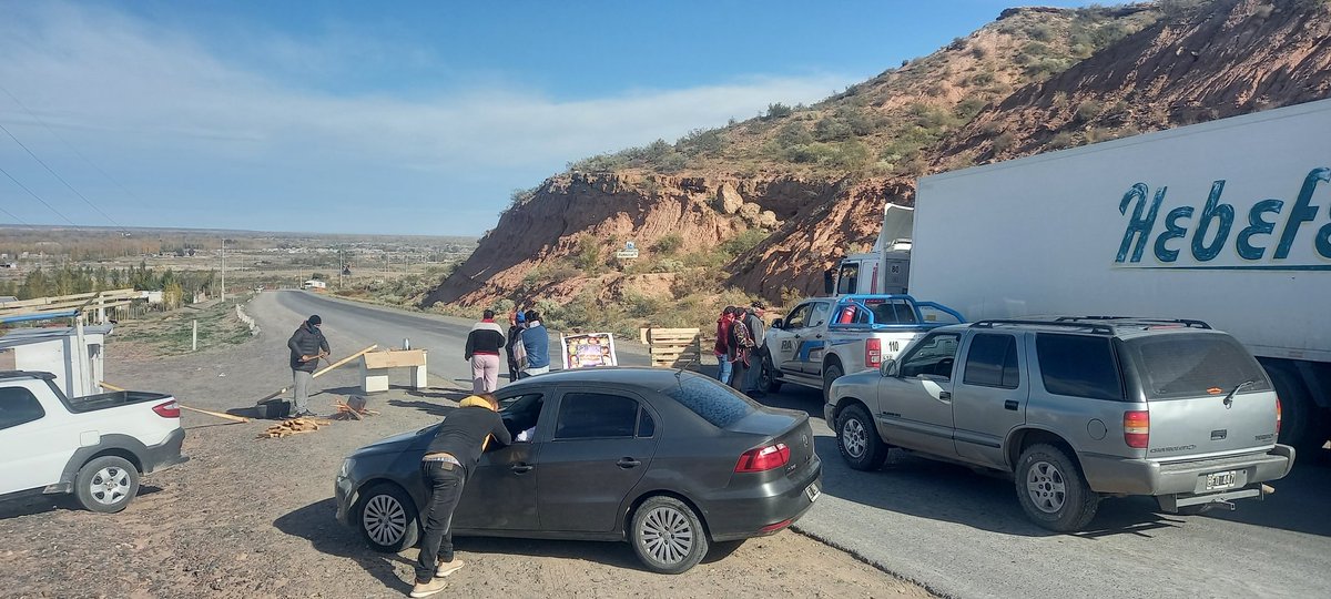 darortn's tweet photo. Está cortada la Bajada de Maida. Vexinos de Cuenca 16 aseguran que hace varios días que están sin agua potable. https://t.co/ZAH0ltmVdw
