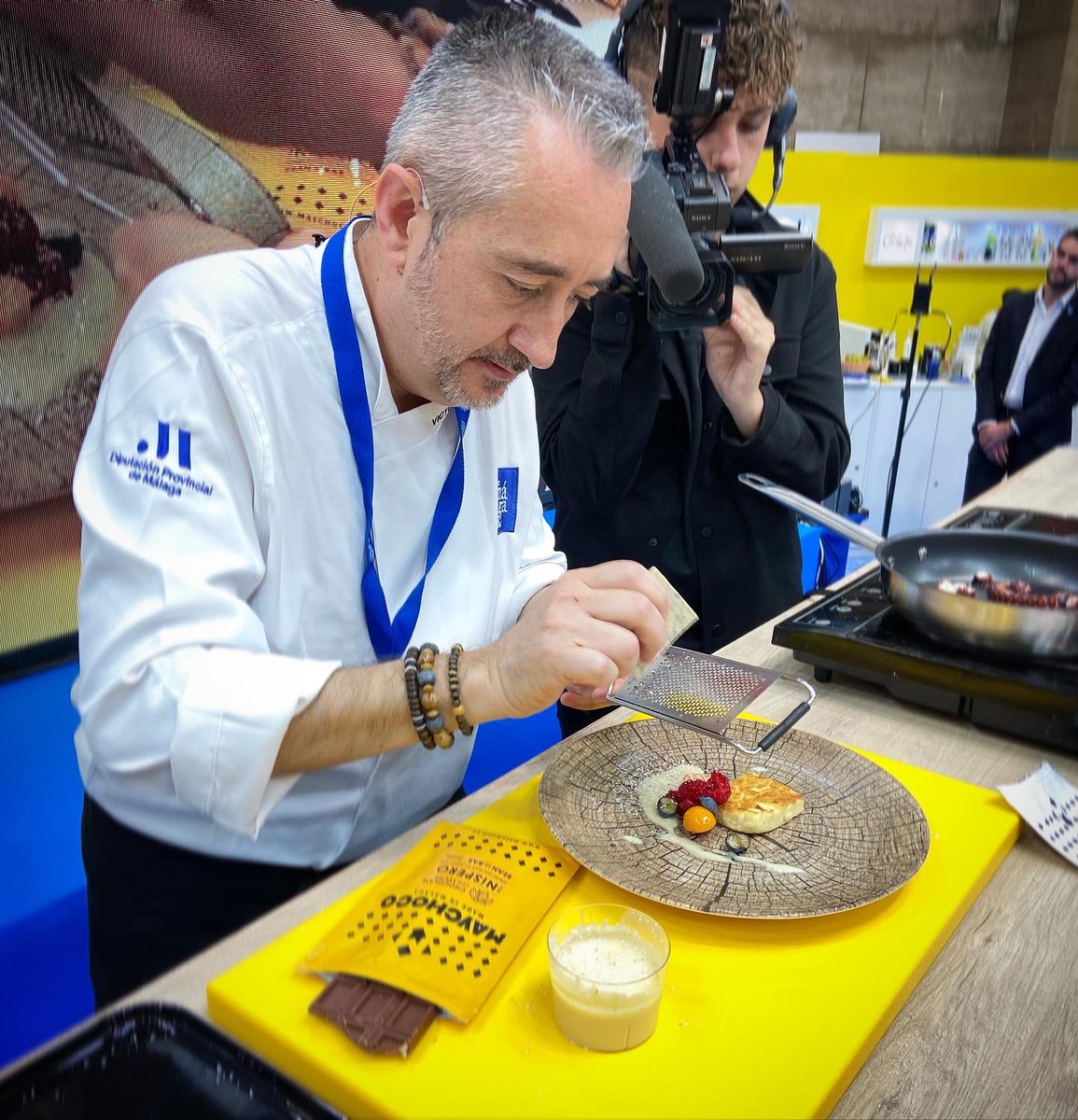 SaboraMalaga's tweet photo. Víctor Gutiérrez, chef de @ElbaHoteles, nos sorprende en #SG22 con unos coloridos platos inspirados en el diseñador malagueño Pepe Canela, que forma parte de la marca @MalagaDeModa https://t.co/8lduC6AOKz