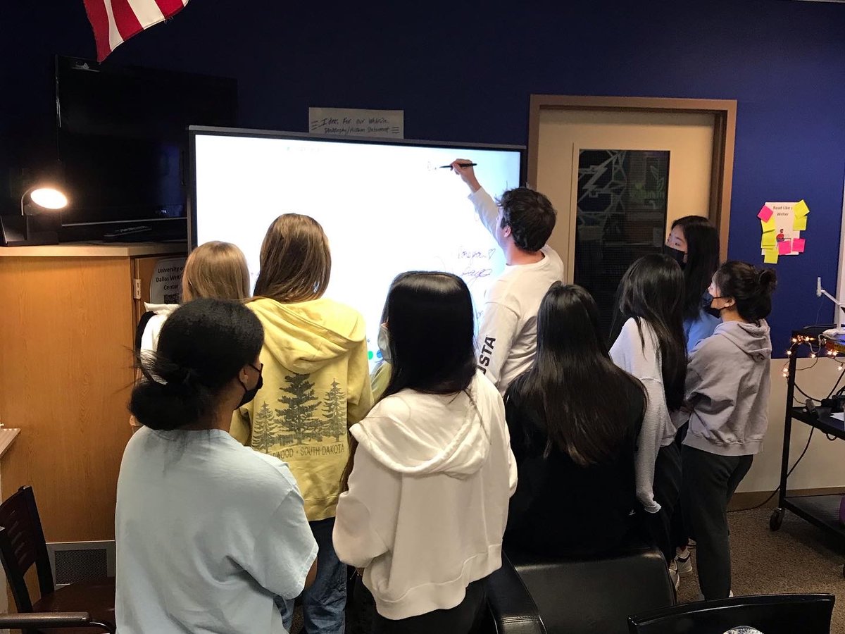 SouthWriting's tweet image. Mrs. Felton helped WC tutors understand the needs of ALL learners and writers and we are thankful for these tips! With her ideas, we used the Clear Touch Panel to brainstorm ways to integrate tech into writing tutor sessions. #cbsdtech @CBSouthHS