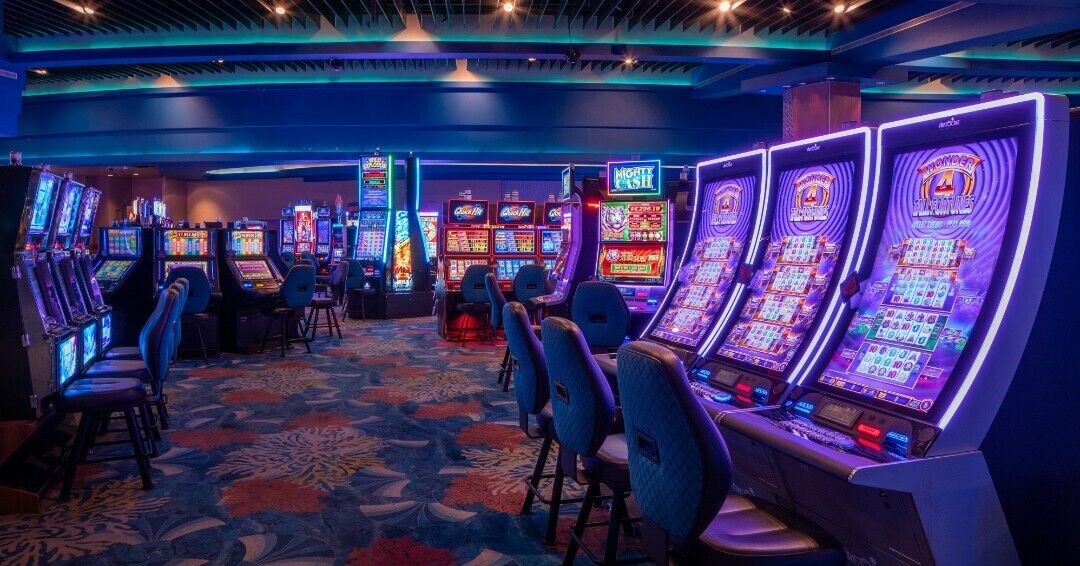 Enjoy our spacious, comfortable gaming floor featuring all of your favorite slots and table games. 🎰🎲💰 #slots #tablesgames #casino

bit.ly/3vbFnW7