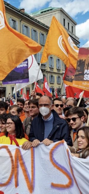 A Milano un Corteo del #25aprile pieno di #giovani. Bello essere in mezzo a voi per testimoniare i valori dell’antifascismo. E dire ai contestatori che ci vogliono fuori dal Corteo che noi invece la loro #libertà la rispettiamo e non ci sogneremmo mai di metterli fuori dal Corteo
