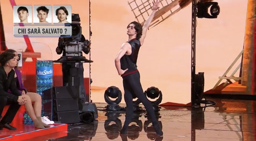twittoamici's tweet photo. Vabbè michele lasciamo stare proprio 
IL NOSTRO RE 
#michele #micheleesposito #Amici21 https://t.co/nO3bxrB9dl