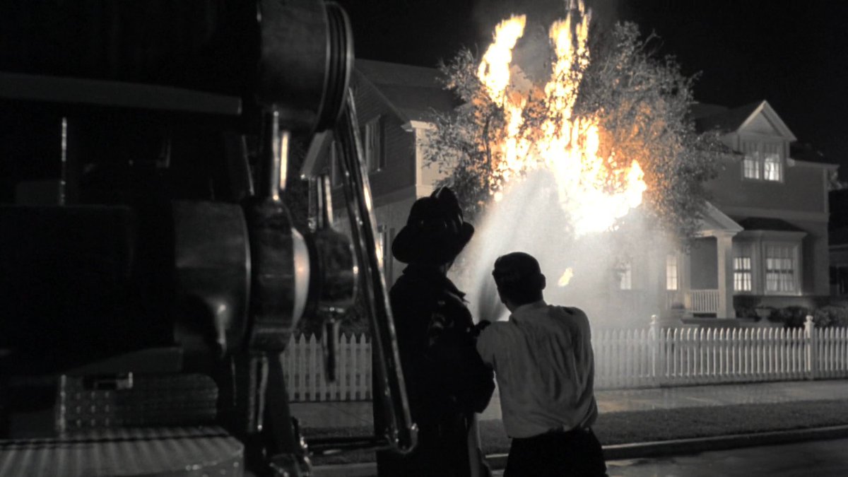 itheawesomeidk's tweet image. If I had a nickel every time Peter Parker helped spray a firehose I would have two nickels. Which isn't a lot but it's weird that it happened twice.
#TASM2 #Pleasantville