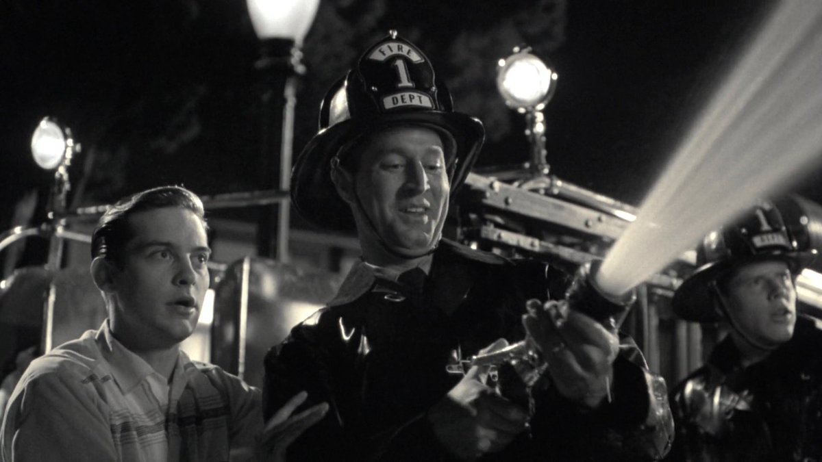 itheawesomeidk's tweet image. If I had a nickel every time Peter Parker helped spray a firehose I would have two nickels. Which isn't a lot but it's weird that it happened twice.
#TASM2 #Pleasantville