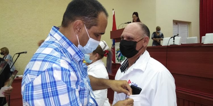 c_vdhe's tweet photo. @DmsCiro Liván Izquierdo Alonso miembro del Comité Central del Partido y primer secretario en Ciego de Ávila entregó la medalla Trabajador Internacionalista a Yaxel Díaz Martínez trabajador de la Salud de #PorCiroRedondoTodo que brindó colaboración en varios países #LatirAvileño https://t.co/QpgJ27sh38