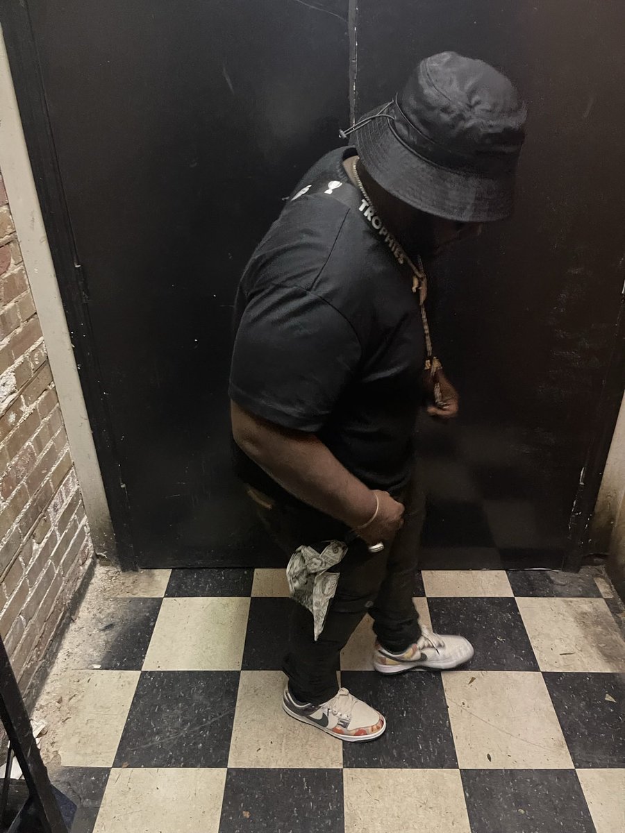 Veno0utDa9's tweet photo. Ain't no lacking, she say I'm a nigga from the trenches with a accent
Why you asking me who shot your homie, why you asking?
You got my number, you post shit on the 'Gram, you moving backwards #LLGBaby #LlJuan #Big9 #BiggestOpp #premiumsmokefest https://t.co/uRxSzoJOfe