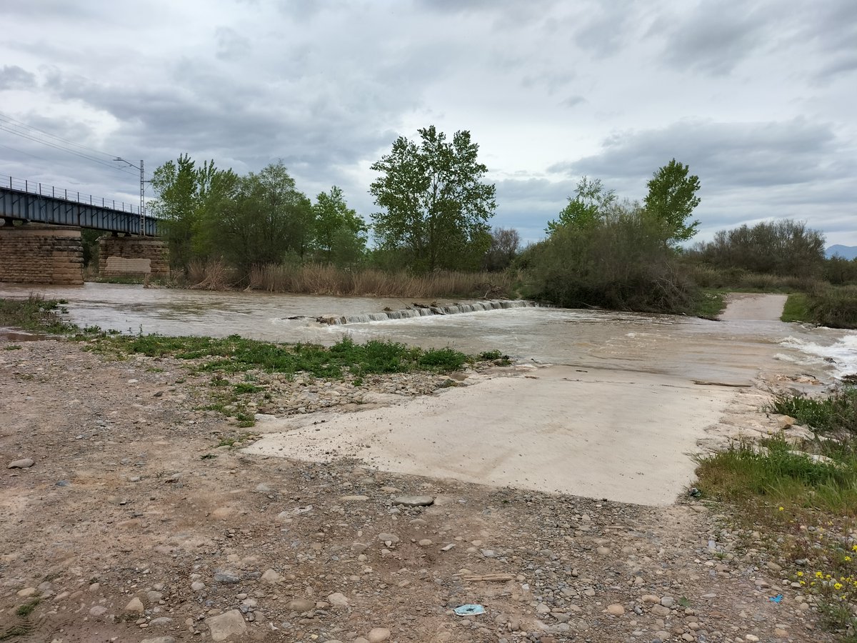 PachiJump's tweet photo. (📸21.04.2022) pasaderas en el #Leza en #Agoncillo. De nuevo acumulan ramas y el cauce busca salida por margen derecha.

Esta vez el arreglo ha durado 120 días. Seguramente el paso volverá a quedar inutlizado un tiempo y @aytoagoncillo tendrá que gastar € en repararlo.

#GR99 https://t.co/KfFL8vSAYW