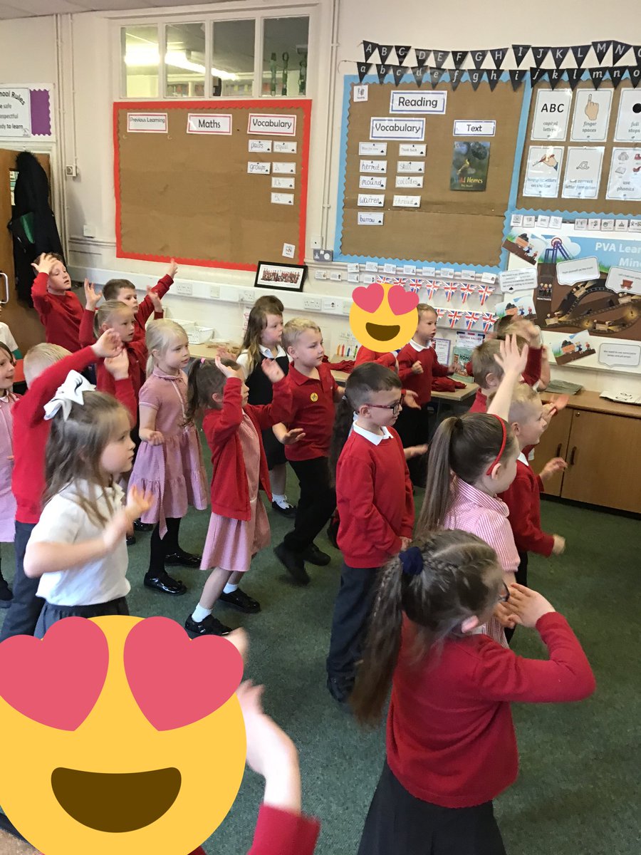 missdenton97's tweet photo. Year 1 have had such a fun hook day as part of our enquiry ‘Is the world black and white?’ We did African Drumming, Indian dancing, tasted Chinese and Indian food and we created artwork based on the Brazilian artist Rimon Guimarães @pvacademies #LEAP #Experiential https://t.co/PboPO0JtN6