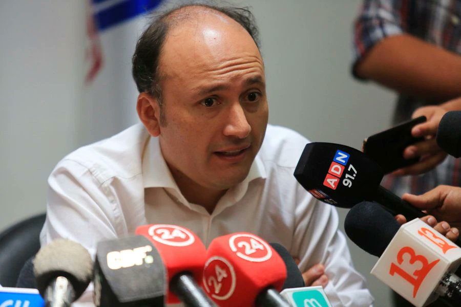 latercera's tweet photo. ⚽ Edmundo Valladares deja la presidencia de Blanco y Negro: “No vamos a continuar en nuestros roles” https://t.co/HUBVd47Far https://t.co/GWkMT72ltn