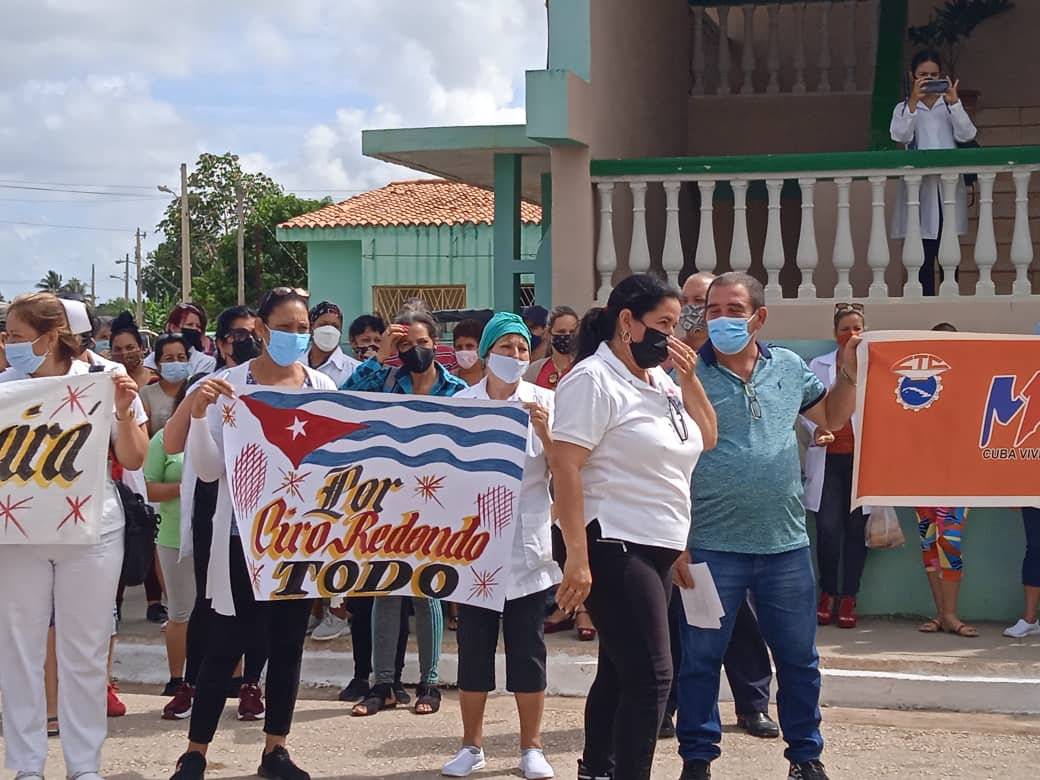 LimonteLisandra's tweet photo. Reciben los trabajadores de la salud en Ciro Redondo la bandera #1Mayo con entusiasmo y colorido porque #CubaViveYTrabaja @edismelmontesi1 @c_vdhe @DmsCiro https://t.co/bUCQLtXN5i