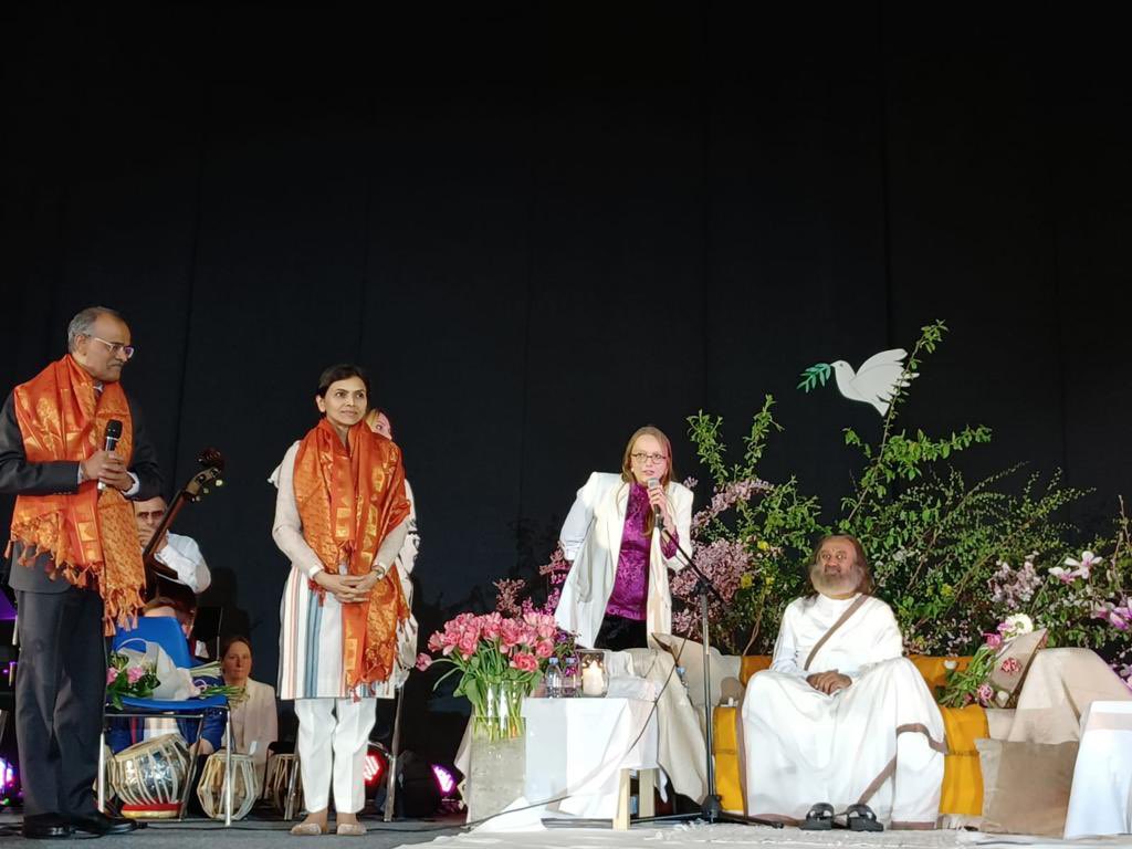 IndiainPoland's tweet photo. It was an honour to receive Gurudev Sri Sri Ravi Shankar ji in Warsaw. He conducted a well-attended Meditation for Peace. Gurudev noted in his remarks that India had always stood for peace and dialogue.
@MEAIndia https://t.co/UxHjZljw38
