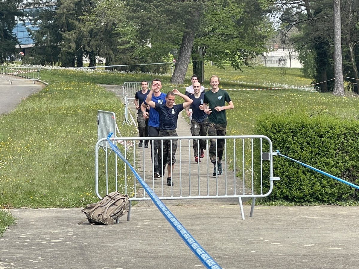 Jeunes_IHEDN's tweet photo. [#AvecNosBlessés👟] Samedi 23 avril, une équipe composée d’élèves de l’EMIA et de membres d’associations de défense jeunes ont surmonté, ensemble, les 30 obstacles d’une course de 7km sur le site de @SaintCyrCoet. https://t.co/QjnnAMzwfE