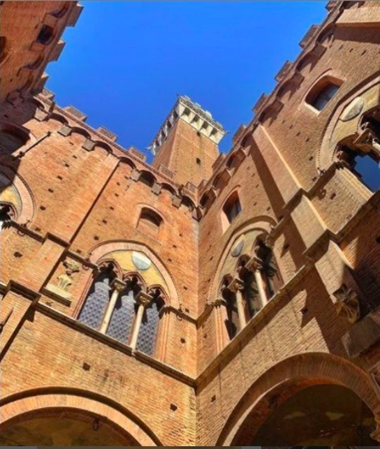 Torre del Mangia, Siena, via IG j_dreamcatcher_⁣ instagram.com/p/COgJjMcNnF6/ ⁣ #travel #siena #toscana #tuscany #italy #italianholidays #beautyfromitaly