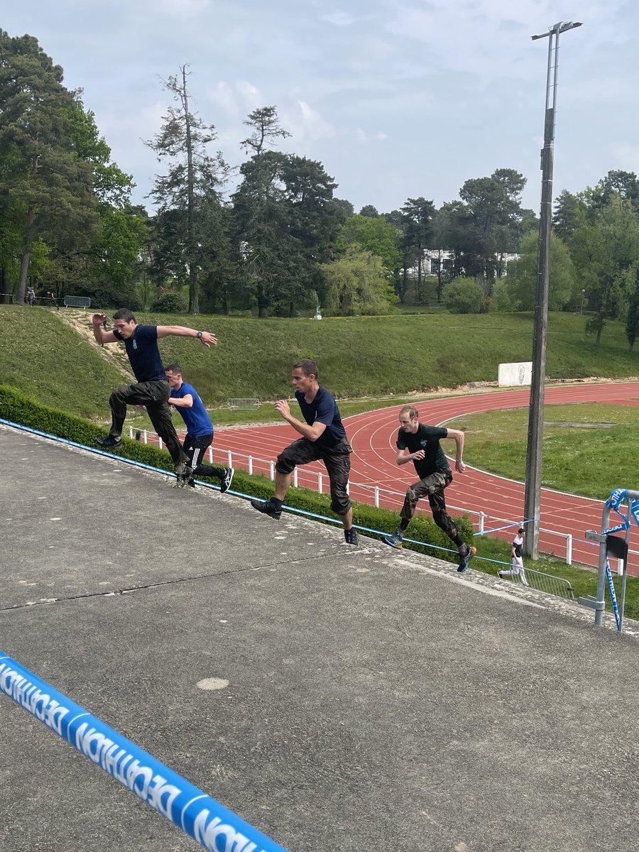 Jeunes_IHEDN's tweet photo. 🏅 Grâce au dépassement de soi et à la cohésion, l’équipe « Atlas » a relevé le défi de la Dolo Race 2022 pour les blessés de l’armée de Terre. 

🤝 Les Jeunes IHEDN, partenaires de l’EMIA, félicitent les membres de l’équipe Atlas ! https://t.co/0pLdKoufbj