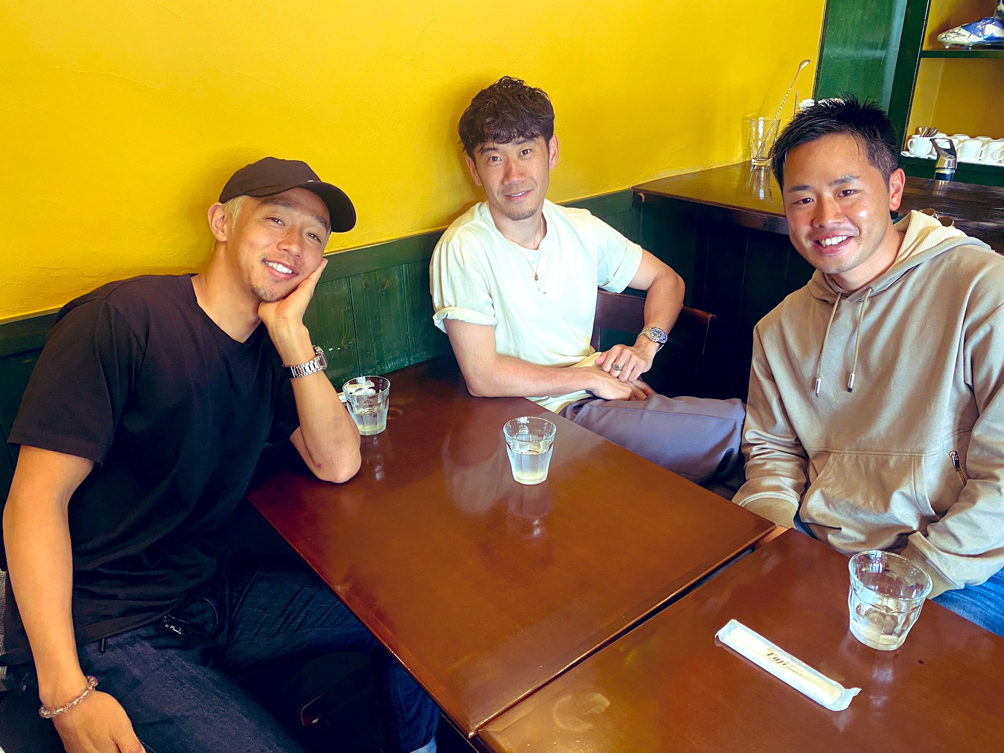 Tomoaki Enori Day Off セレッソ大阪 の 清武弘嗣 Hiro Kiyotake さんと ベルギーから帰国中の 香川真司 S Kagawa0317 さんに会いに行きました 世界で活躍された2人から刺激を受けて 今週の練習もバチバチに頑張っていきたいと思います