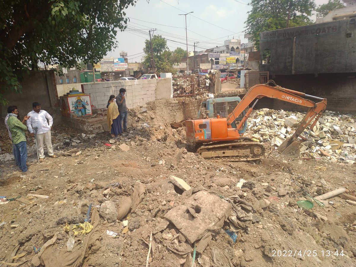 Ae_Fathenagar's tweet photo. @Muffy47989096 @MoosapetDC @GHMCOnline @KTRTRS @CommissionrGHMC Sir, removing floating materials at fish market culvert in Fathe nagar ward no.118 https://t.co/aZKFEA4luj