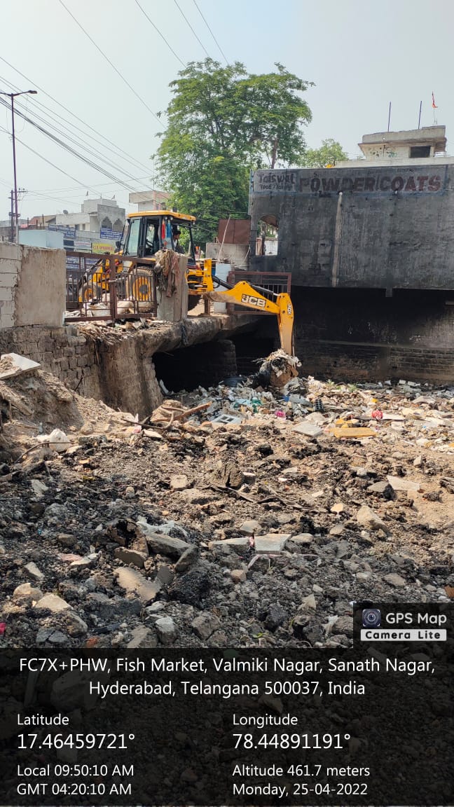 Ae_Fathenagar's tweet photo. @Muffy47989096 @MoosapetDC @GHMCOnline @KTRTRS @CommissionrGHMC Sir, removing floating materials at fish market culvert in Fathe nagar ward no.118 https://t.co/aZKFEA4luj