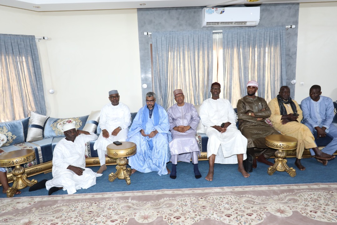 Benkan_officiel's tweet photo. Dimanche le 24 avril 2022, une délégation du Mouvement #Benkan, conduite par le Pdt Seydou Mamadou s'est rendue à Nioro pour présenter les condoléances au chérif M'Bouillé Haidara ainsi qu'à sa famille durement éprouvée suite au décès de son épouse.
Que son âme repose en #PAIX https://t.co/uHMLheTyry