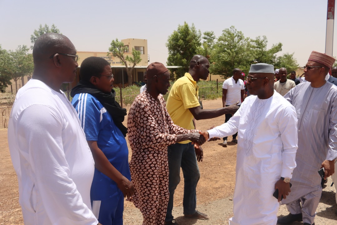 Benkan_officiel's tweet photo. Dimanche le 24 avril 2022, une délégation du Mouvement #Benkan, conduite par le Pdt Seydou Mamadou s'est rendue à Nioro pour présenter les condoléances au chérif M'Bouillé Haidara ainsi qu'à sa famille durement éprouvée suite au décès de son épouse.
Que son âme repose en #PAIX https://t.co/uHMLheTyry