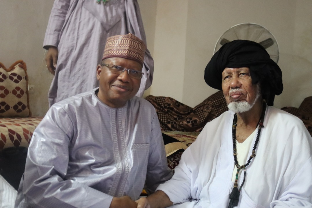 Benkan_officiel's tweet photo. Dimanche le 24 avril 2022, une délégation du Mouvement #Benkan, conduite par le Pdt Seydou Mamadou s'est rendue à Nioro pour présenter les condoléances au chérif M'Bouillé Haidara ainsi qu'à sa famille durement éprouvée suite au décès de son épouse.
Que son âme repose en #PAIX https://t.co/uHMLheTyry