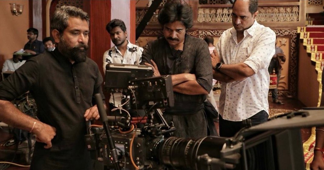 MediaYouwe's tweet photo. #PawanKalyan & #DirKrish from #HariHaraVeeraMallu sets.🔥🔥🔥 https://t.co/AmaMyYNeBB