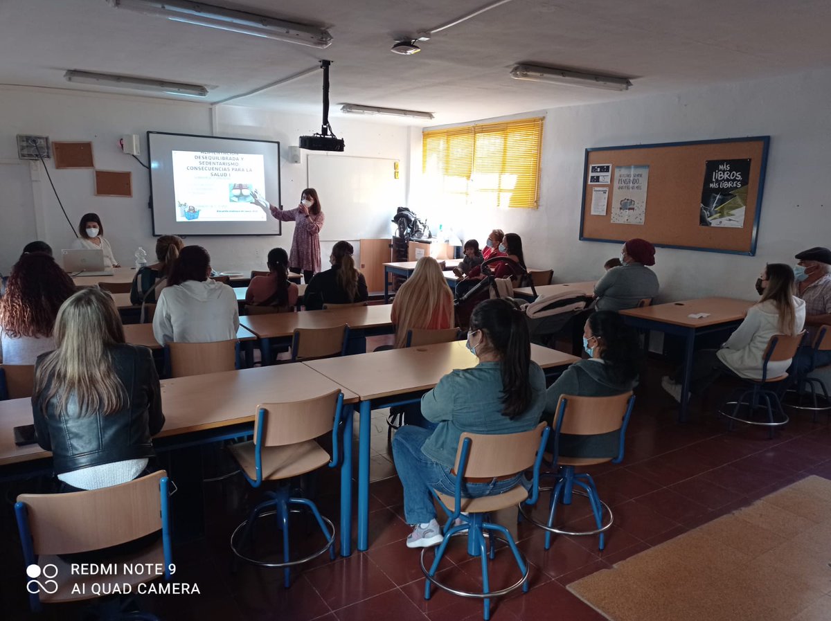 SaludAPMalaga's tweet photo. Profesionales del @CSTrinidadJC realizan talleres prácticos sobre azúcar añadido a alumnado de 2º de Primaria del CEIP Bergamín. También han realizado taller de la cesta de la compra con familias interesadas del propio centro. #enfermeraescolar @ProEdSaludable https://t.co/IacZIBTpFl
