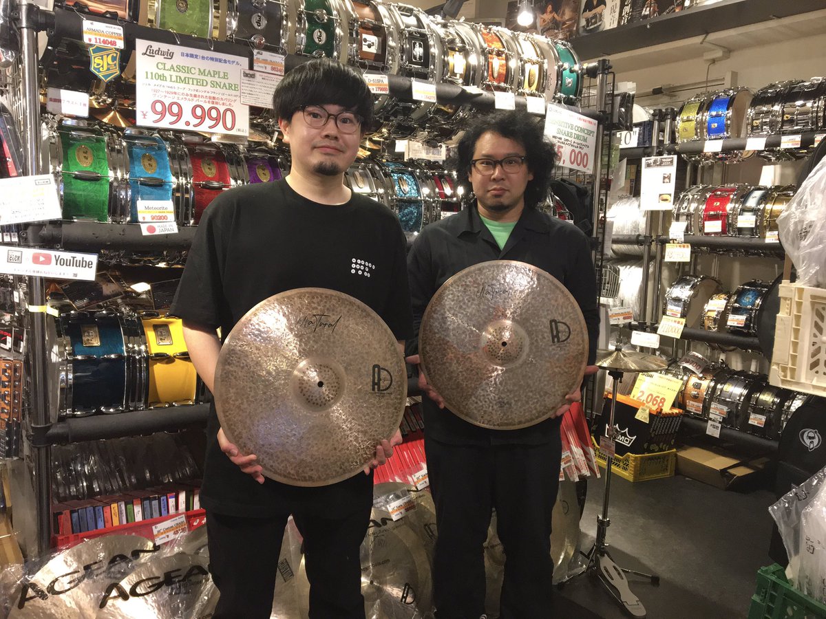 ACT_DRUM's tweet photo. あいみょん のツアー「AIMYON TOUR 2022 “ま・あ・る”」で活躍中の人気ドラマー 伊吹文裕さんにご来店頂きました！
楽しくお話しさせて頂きながら色々と試奏頂き、#AGEAN のナチュラル シリーズ 17"ヘヴィーハットを、お買い上げ頂きました！
ありがとうございます！ 
また気軽に遊びに来て下さいね！ https://t.co/2fAWrJHDLj
