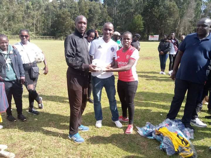 fc_rooftop's tweet photo. Besides conducting a session on Menstrual health hygiene management, we supported Kibenda FC and Limuru Soccer Queens with menstrual products, balls, and a set of playing kits.
#MHMMatters
#RooftopInTheCommunity https://t.co/EToVPcWtUR