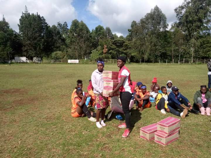 fc_rooftop's tweet photo. Besides conducting a session on Menstrual health hygiene management, we supported Kibenda FC and Limuru Soccer Queens with menstrual products, balls, and a set of playing kits.
#MHMMatters
#RooftopInTheCommunity https://t.co/EToVPcWtUR
