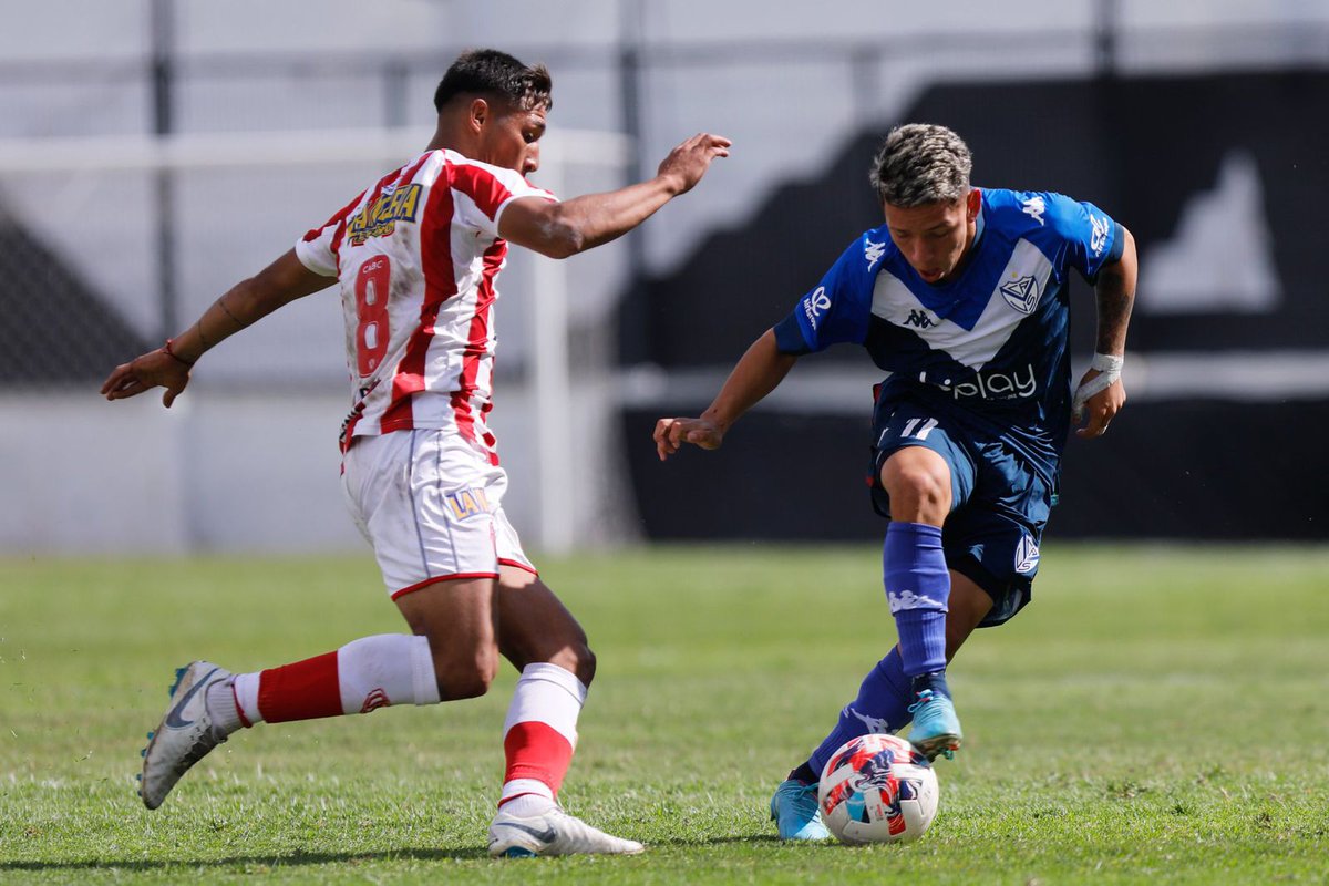 ruvencho69's tweet photo. El gran rival de #Velez es el propio Vélez. Si tenés una dirigencia que de verdad cree que hizo un buen mercado de pases, a esto le sumas errores defensivos reiterados, ineficacia en ataque y un arquero que es más problema que solución, el resultado del fracaso parece muy lógico. https://t.co/DT58VQrRdu