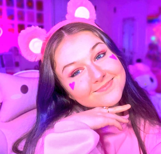 Maya360007061's tweet photo. @callmehhaleyx Hii Haley!I make this draw for you.Hope you like it!It's okey if u don't like it,I'm not a good digital artist. https://t.co/Mu58SZPOZm