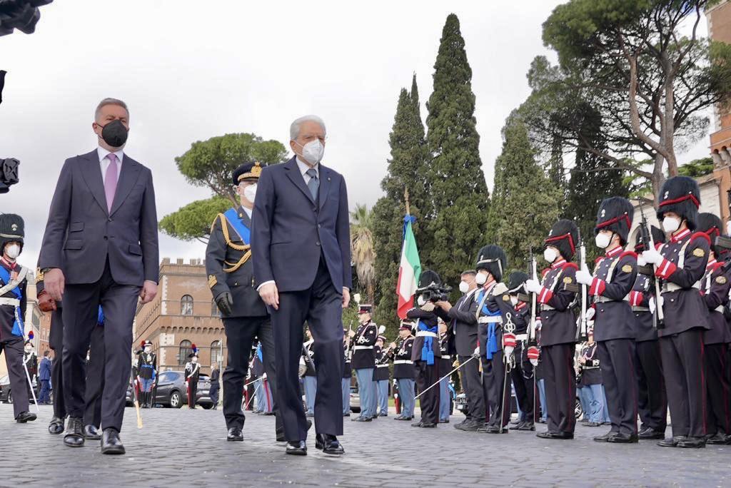 faro_atlantico's tweet photo. 🇮🇹🎙“Il #25aprile rappresenta data fondativa della nostra democrazia […] Dal nostro 25 aprile […] viene un appello alla pace. Alla pace, non ad arrendersi di fronte alla prepotenza”

Le parole del PdR #Mattarella in occasione 77° anniversario #Liberazione

📸:@MinisteroDifesa https://t.co/6mulPsB5p4