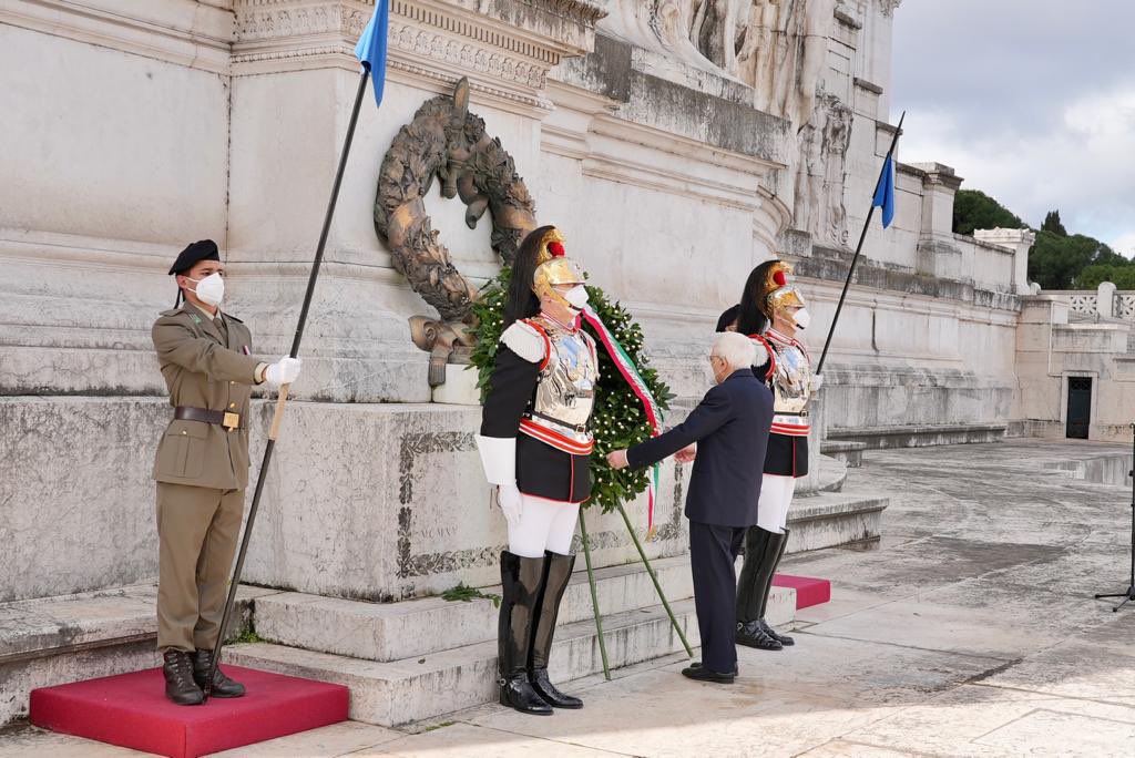 faro_atlantico's tweet photo. 🇮🇹🎙“Il #25aprile rappresenta data fondativa della nostra democrazia […] Dal nostro 25 aprile […] viene un appello alla pace. Alla pace, non ad arrendersi di fronte alla prepotenza”

Le parole del PdR #Mattarella in occasione 77° anniversario #Liberazione

📸:@MinisteroDifesa https://t.co/6mulPsB5p4