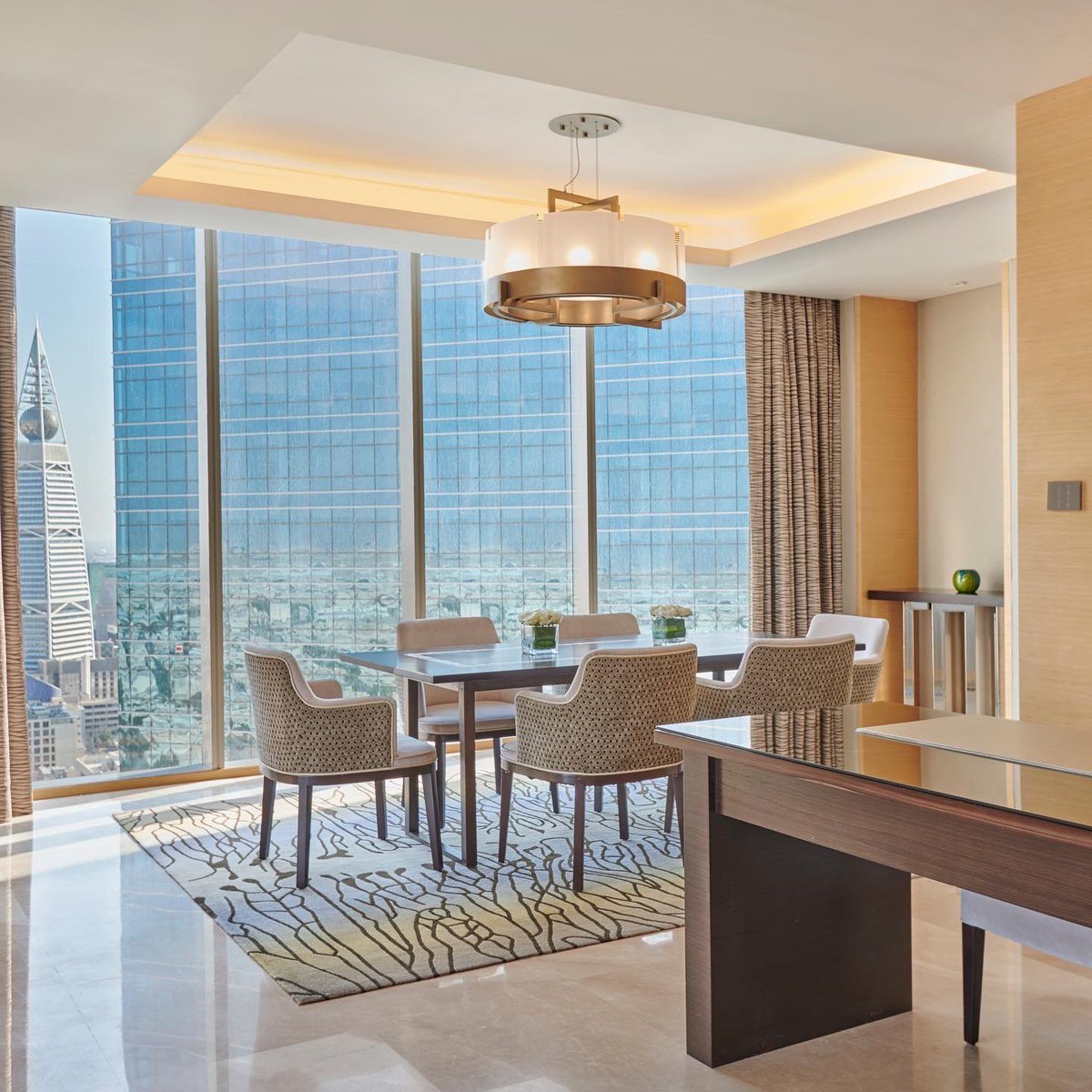 HyattRegencyRiy's tweet photo. احتفل بعيد الفطر المبارك مع أحبائك في راحة ورفاهية حياة ريجنسي الرياض العليا. استمتع بإطلالات جميلة على المدينة ، وبوفيه إفطار عالمي ، ومسبح (للرجال والأطفال) ، ومزايا الاسترخاء في الجاكوزي في المركز الصحي والرياضي (للرجال والنساء).
احجز إقامتك اليوم ، اتصل على 0112881234 https://t.co/yrrhlHDYDM