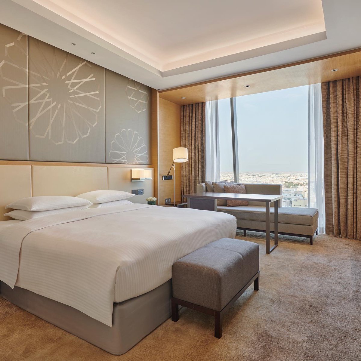 HyattRegencyRiy's tweet photo. احتفل بعيد الفطر المبارك مع أحبائك في راحة ورفاهية حياة ريجنسي الرياض العليا. استمتع بإطلالات جميلة على المدينة ، وبوفيه إفطار عالمي ، ومسبح (للرجال والأطفال) ، ومزايا الاسترخاء في الجاكوزي في المركز الصحي والرياضي (للرجال والنساء).
احجز إقامتك اليوم ، اتصل على 0112881234 https://t.co/yrrhlHDYDM