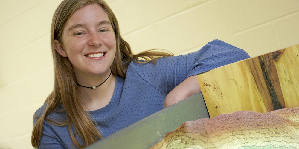 Congratulations to 'Berg Senior Kelly Spence, whose Senior Honors project, an augmented reality sandbox, helped her land a job at a consulting firm and is a tool for future students.
heidelberg.edu/news/2022/cool…
