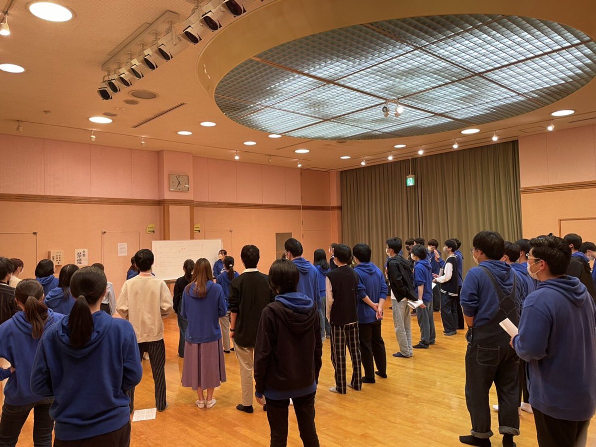 os_shinkan2026's tweet photo. 昨日、はすの広場にて新歓ライブ&体験会を行いました!
雨の中たくさんの新入生が来て下さり、楽しい時間を過ごす事ができました💮
次回は4/29(金)にはすの広場で体験会と新歓ライブを行います!
どちらかだけの参加も可能です🙆♀️
お待ちしてます!!!
#OverScale #アカペラサークル #近大新歓 https://t.co/4PnGipIFtC
