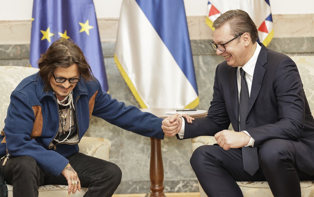 Depp meeting with serbian fascist dictator Aleksandar Vučić, and signaling a well known fascist hand movement