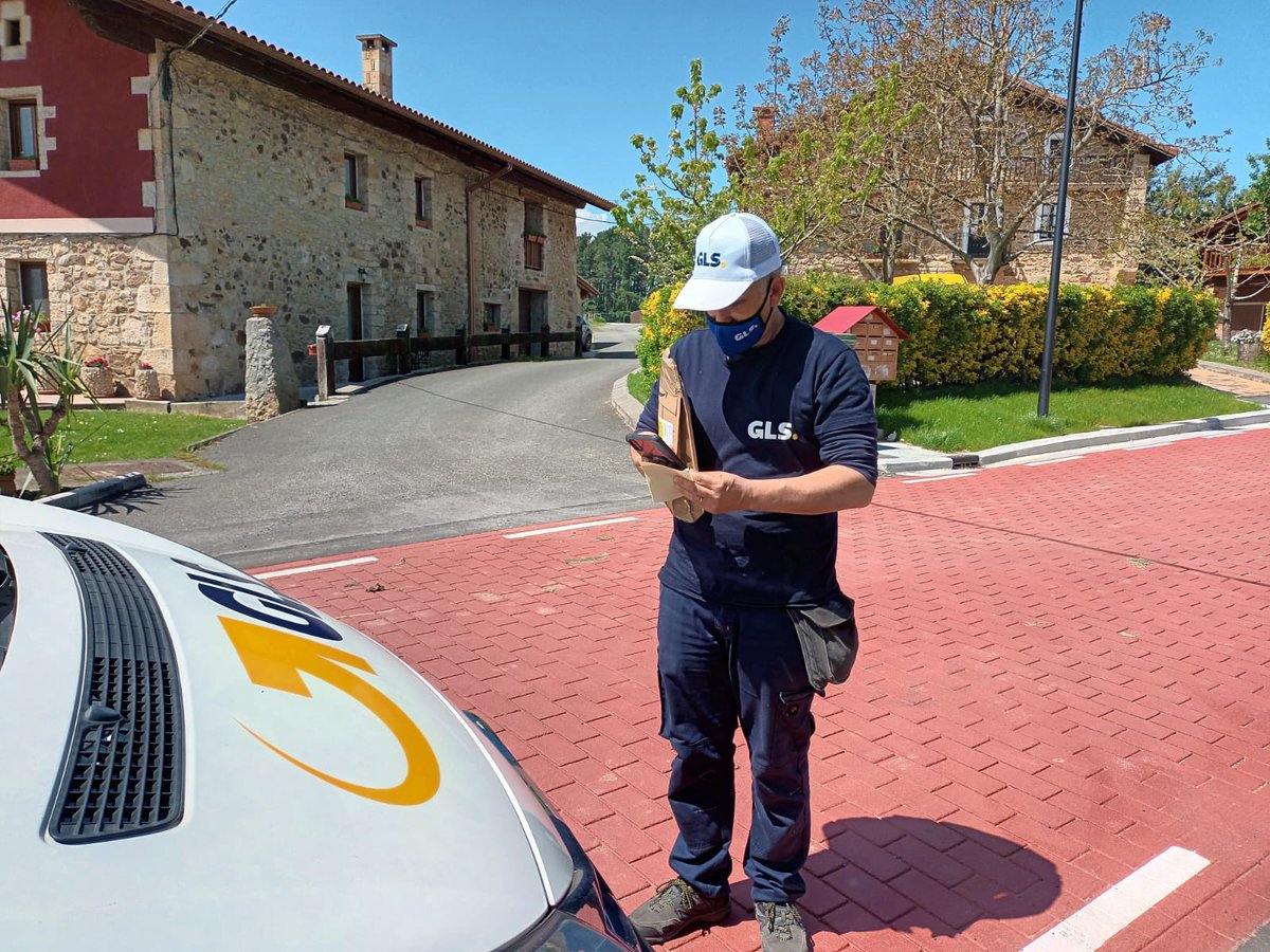 Mmarijo1's tweet photo. Listo!, entregado. Entrega comprometida a tiempo. Chequeamos las entregas premium y seguimos con el reparto.
#Driverday aprendiendo el día a día en la última milla con Xabat agencia 482, gran profesional!! 👏🏼👏🏼💪🏼📦

#driverday #agencia482 #parceltopeople #GLSfamily @GLS_Spain https://t.co/x56ao9BRpF