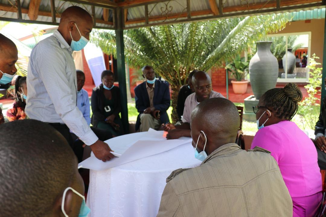 Agness90279727's tweet photo. Information not reaching down to smallholder farmers and access to localised information are some of the barriers to climate change preparedness. Thoughts from the ongoing #AICCRA CSA-CIS-MSD training workshop in Mansa. @NetsayiMudege @LMuzungaire @mercysichone3 @LundebaMary https://t.co/IWy1mt17xI