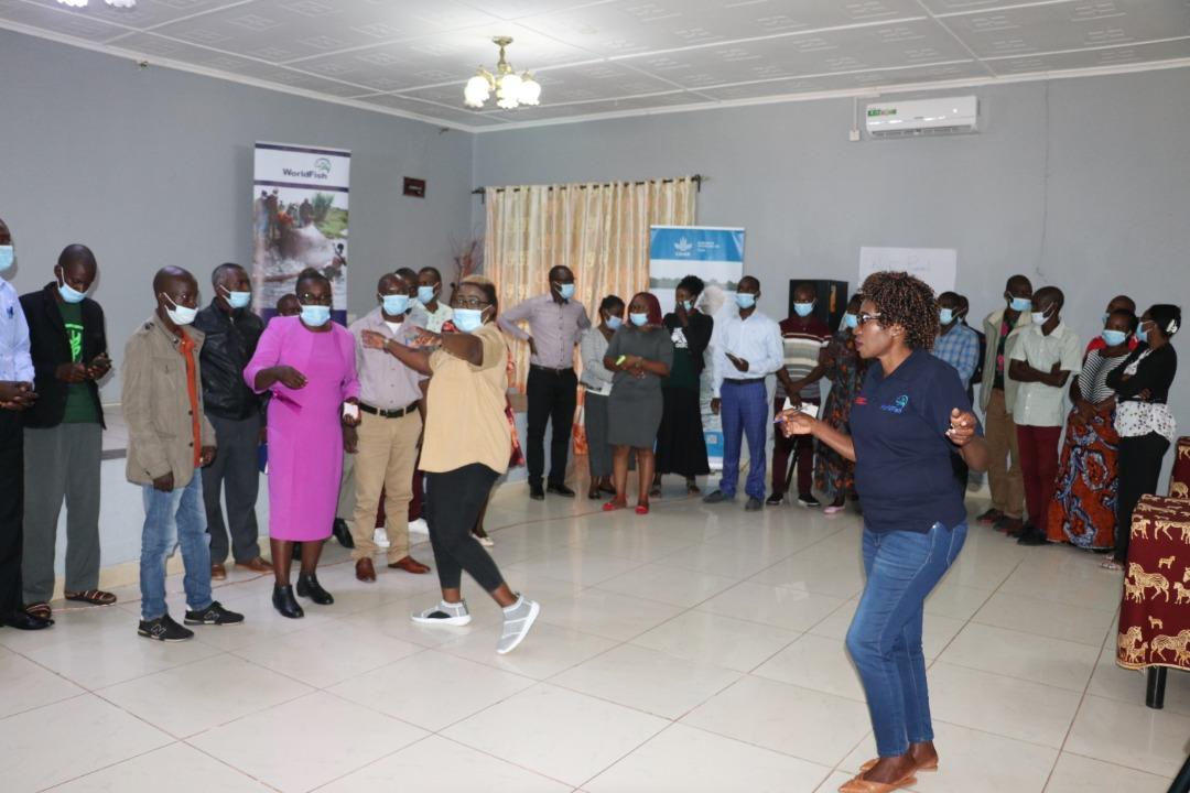 Agness90279727's tweet photo. Information not reaching down to smallholder farmers and access to localised information are some of the barriers to climate change preparedness. Thoughts from the ongoing #AICCRA CSA-CIS-MSD training workshop in Mansa. @NetsayiMudege @LMuzungaire @mercysichone3 @LundebaMary https://t.co/IWy1mt17xI