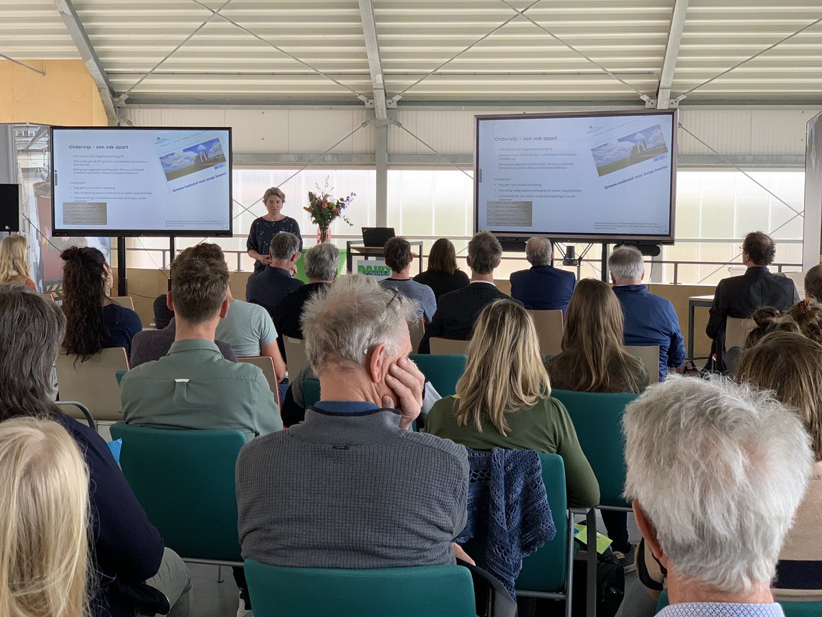 Lector Astrid Manhoudt is de eerste spreker op het Symposium ‘Beter boeren met #weidevogels in praktijk én onderwijs’ en blikt terug op de afgelopen zes jaar van haar #lectoraat. Ook wordt vandaag uitgebreid gekeken naar de toekomst.
