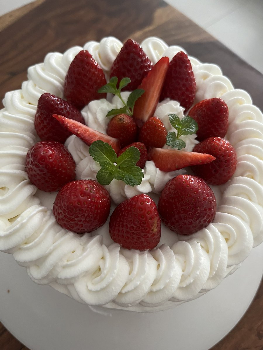 Amatsuka_OiM's tweet photo. いちごが旬ー！🍓🍓🍓🥰✨✨
そして久しぶりのショートケーキ🍰
クリーム、難しい。

#手作りケーキ 
#ショートケーキ
#料理好きな人とつながりたい https://t.co/YFhAVr94xa