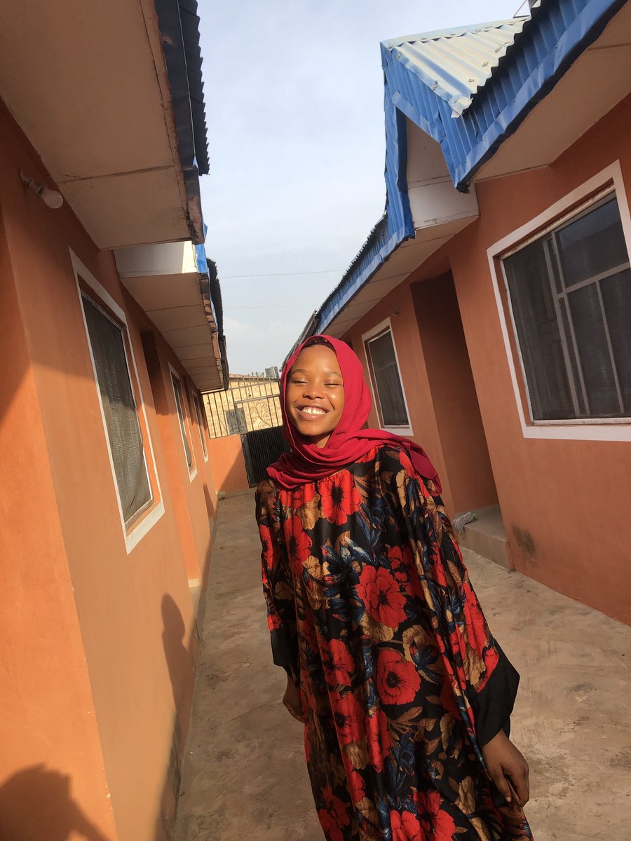 simply_pholar's tweet photo. Smiling is Sunnah, hope you smile today?
Rate my look without filter https://t.co/EyDxQf9yGh