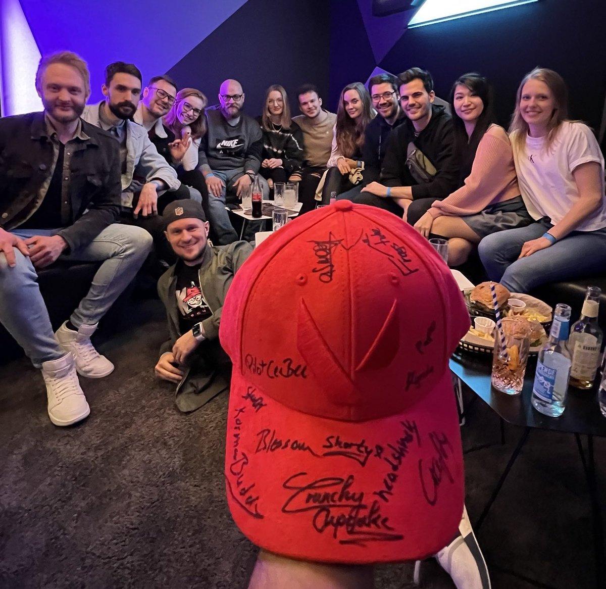 🔥 Exklusivstes Giveaway 🔥
Eine original @valorantde Kappe mit Unterschriften von <a href="/aSmoogl/">aSmoogl</a> <a href="/CraftyMoustache/">Crafty</a> <a href="/SuperBuddyYT/">Ben Buddy Peters</a> <a href="/PilotCeeBee/">PilotCeeBee</a> <a href="/stev0rr/">SGE stev0rr</a> <a href="/BliBlossom/">Blossi</a> <a href="/KarmaaEdits/">Karmaa</a> <a href="/LvciaLive/">Lucy</a> <a href="/Headshinsky/">Headshinsky 🎙</a> <a href="/einpapo/">Papo</a> <a href="/CrunchyCupcakex/">Anny 🌸</a> <a href="/Shortytv__/">Shorty</a> &amp; mir.
⤵️
➡️Allen folgen 
➡️RT

Ziehung am 9.5.