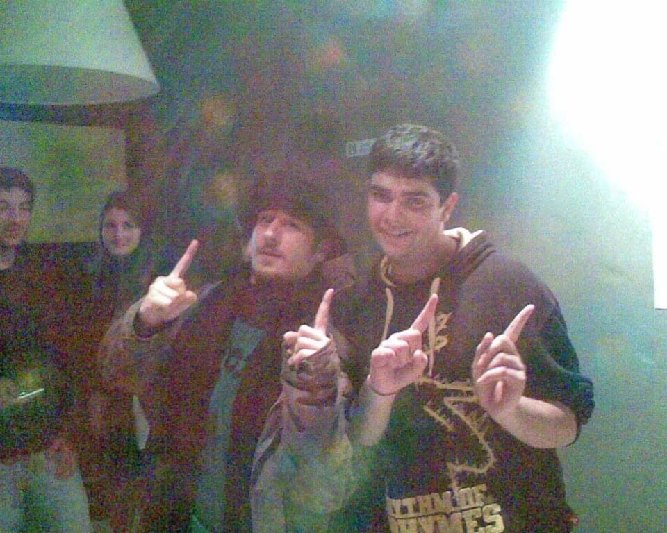 SahanSengul's tweet photo. çok üzgünüm
2009 yılında bu fotoğrafla tanışmıştık
sonrasında sayısız konserde beraberdik
piyasanın en eğlenceli karakteriydi ve esprileri, zekasıyla çağın ötesinde biriydi
şarkılarla göçtün aramızdan

seni tanıdığım için şanslıyım güzel insan
mekanın cennet olsun Beta ♾ #3B https://t.co/Inwz8wcbnE