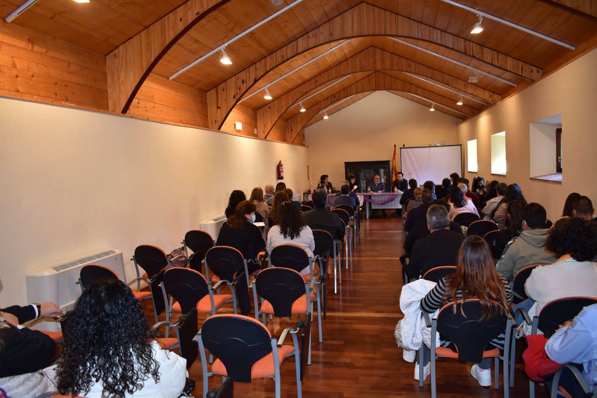 igualdadEXT's tweet photo. La consejera de Igualdad y Cooperación para el Desarrollo @gilrosinha ha abierto hoy en Castuera unas jornadas sobre accesibilidad en las que también se ha hablado del proyecto #saviex, importante para prevenir y abordar la violencia de género en mujeres y niñas con discapacidad https://t.co/EHybMx10aC