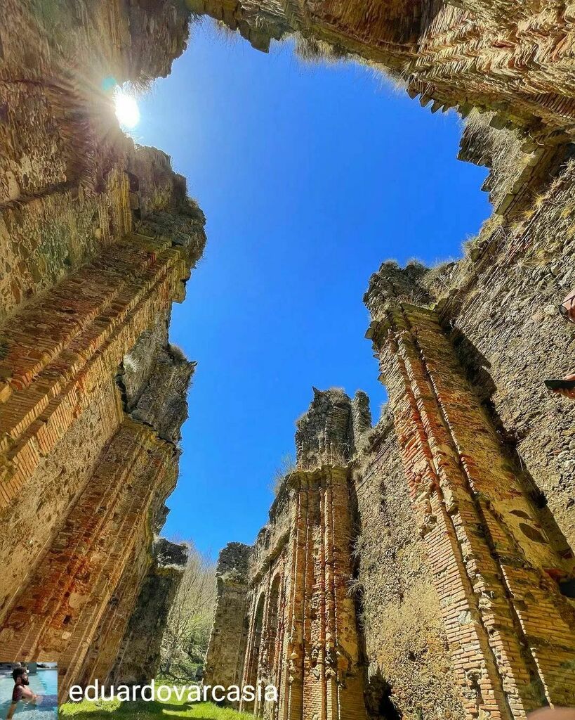 CalabriaTweet's tweet photo. Uno scorcio dei resti dell'Abbazia di Corazzo, a Carlopoli (CZ), in uno scatto di @eduardovarcasia.
 #abbaziadicorazzo #corazzo #santamariadicorazzo #carlopoli #catanzaro #calabriatweet #visit #visititaly #travel #archilovers #visit #visititaly #discover… https://t.co/HMyfO32sqQ https://t.co/cKeDmpzY5n