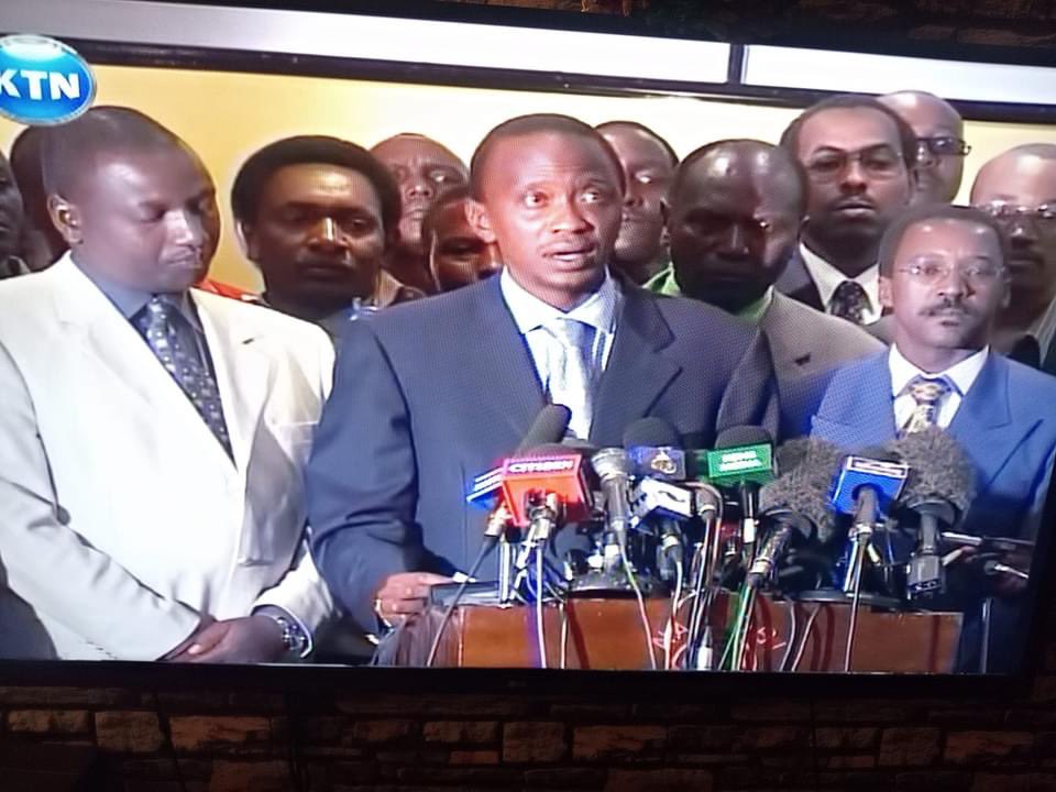 ngetich_g's tweet photo. This was 2002 when uhuru was concealing his defeat. @WilliamsRuto was beside him... But now, ohuru alipata zake akatema mwenzake.
Vindu vichechanga https://t.co/DtzxoWR7K6